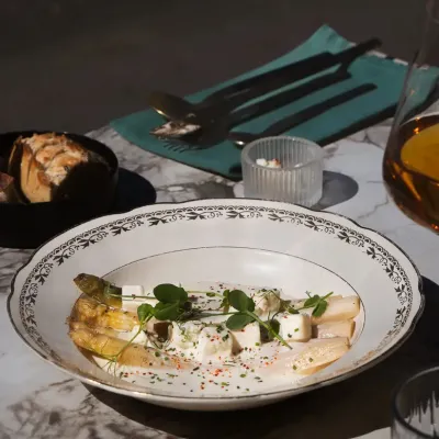 Asperges blanches, fromage frais et jeunes pousses