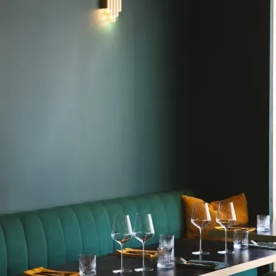 Banquette en velours vert et applique dorée