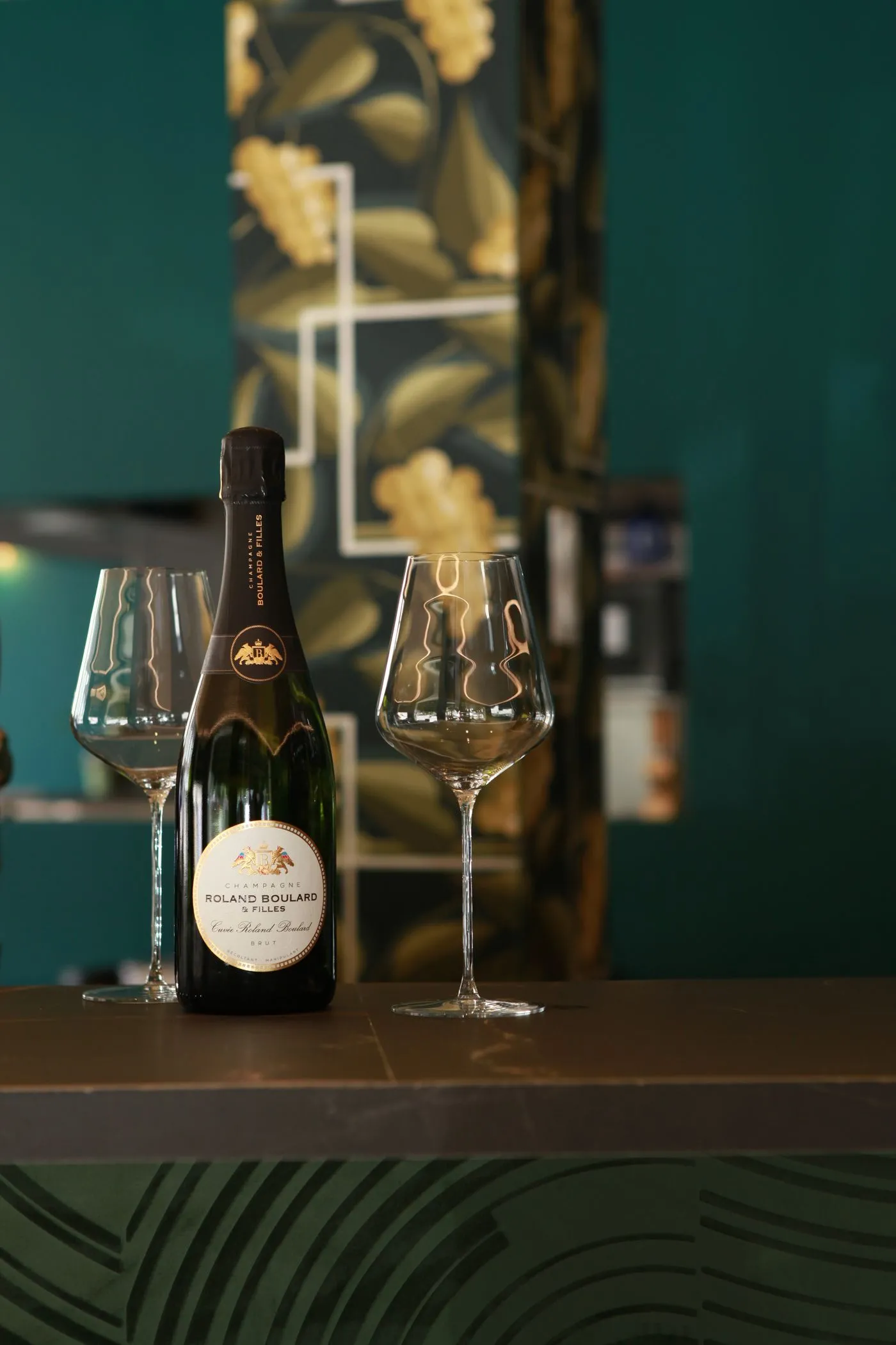 Bouteille de champagne et flûte dans la salle