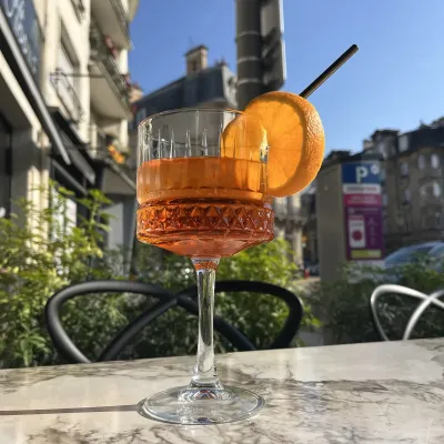 Cocktail maison servi en terrasse