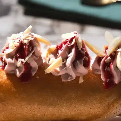 Détail du dessert : crème à la framboise et amandes