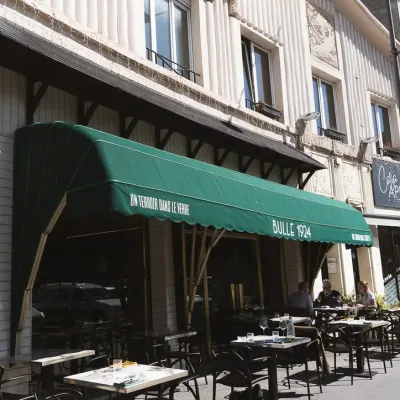 La façade de Bulle 1924 et sa terrasse au soleil, place Aristide Briand à Reims