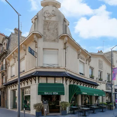 L'immeuble d'angle de 1924 qui abrite Bulle 1924, place Aristide Briand à Reims