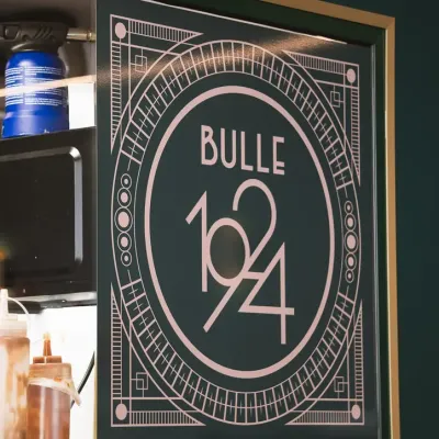 Le logo Art déco Bulle 1924 dans la salle