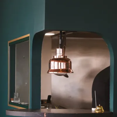 Le passe-plat de la cuisine et sa lampe en cuivre