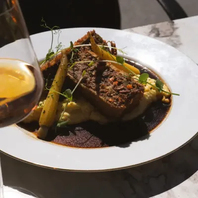 Plat du chef accompagné d'un verre de vin