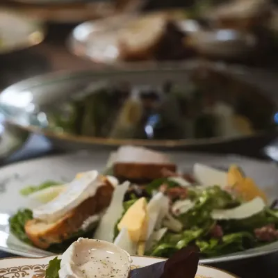 Salades composées au chèvre chaud