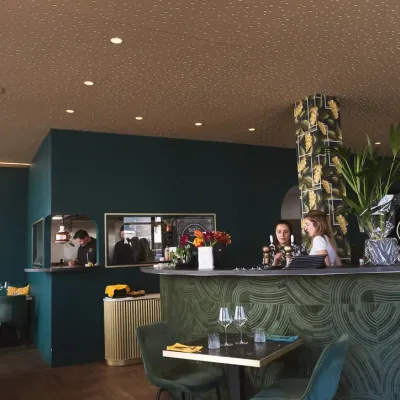 La salle, le bar et le passe-plat vers la cuisine