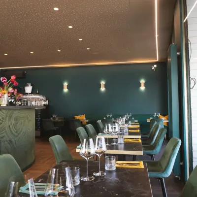 La salle Art déco et ses tables dressées le long de la baie vitrée
