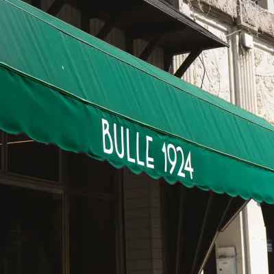 Le store vert à l'enseigne Bulle 1924