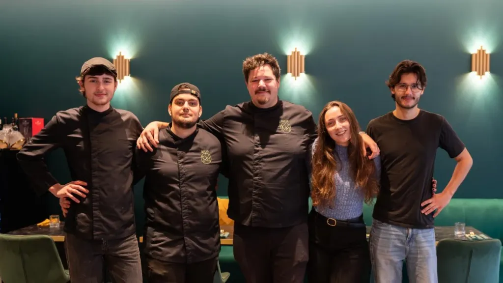 L'équipe de Bulle 1924 réunie dans la salle Art déco, devant la banquette verte